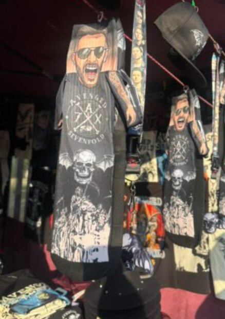 Playeras, sudaderas y pósters de Avenged Sevenfold se venden desde temprano a las afueras del Estadio GNP. Foto: Marlem Suárez/EL UNIVERSAL.