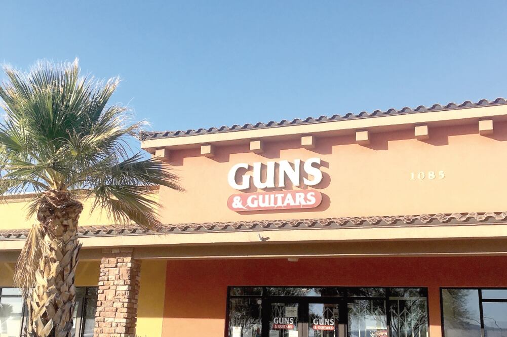 Guns & Guitars es la tienda de armas más cercana a Sun City, y allí Stephen Paddock compró al menos uno de los rifles de su arsenal de 47 armas (VÍCTOR SANCHO. EL UNIVERSAL)