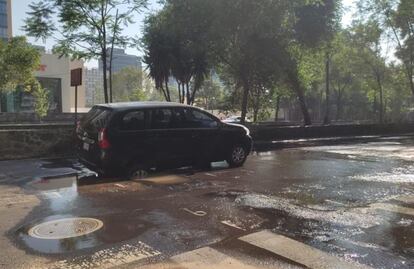 Camioneta cae a socavón formado por fuga de agua en Polanco VIDEO