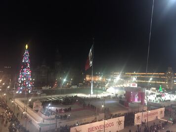 Video. Inauguran pista de hielo en el Zócalo capitalino