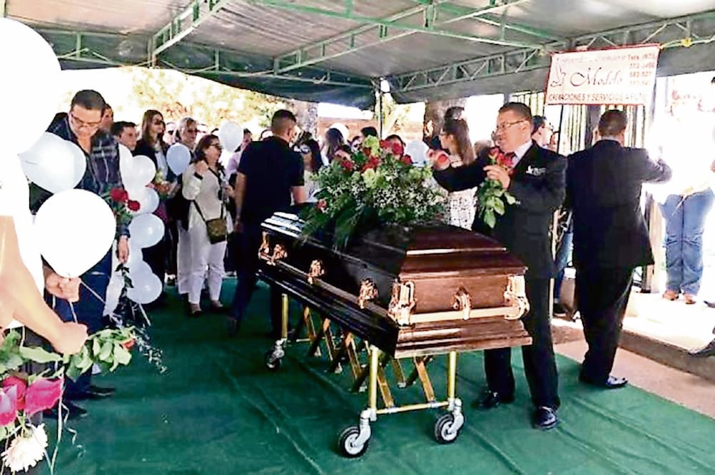 Amigos y familiares acudieron al funeral de Andrea Athié Corral. Por el tipo de muerte, la joven no pudo ser incinerada (CORTESÍA TIEMPO. COM)