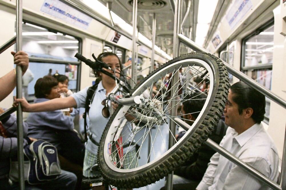 La Sala Superior del Tribunal de lo Contencioso pidió al quejoso no transporta r su bicicleta en condiciones que puedan dañar o molestar a los demás usuarios (ARCHIVO EL UNIVERSAL)
