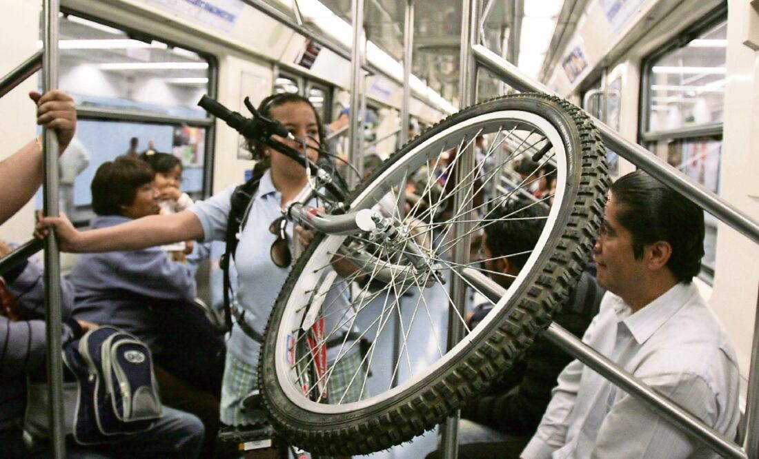 La Sala Superior del Tribunal de lo Contencioso pidió al quejoso no transporta r su bicicleta en condiciones que puedan dañar o molestar a los demás usuarios (ARCHIVO EL UNIVERSAL)