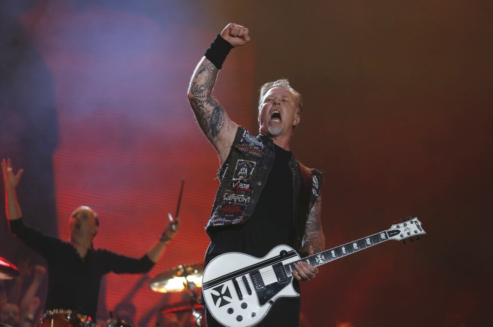 Poco después del inicio del concierto un problema técnico durante un solo de guitarra, lo que ocasionó algunos abucheos del público y una queja del solista, James Hetfield (REUTERS)