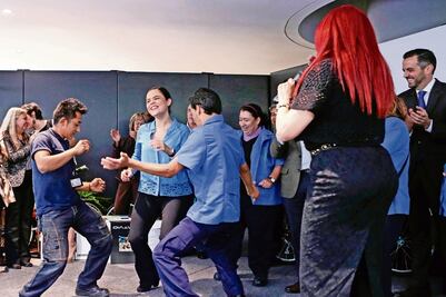 Senadores, de fiesta con empleados de limpieza