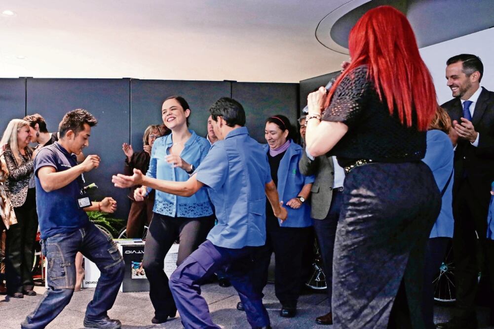 La senadora Mariana Gómez del Campo (PAN) bailó reggaetón junto con dos jóvenes en presencia de la legisladora Layda Sansores (PT), quien fungió como maestra de ceremonias (SENADO)