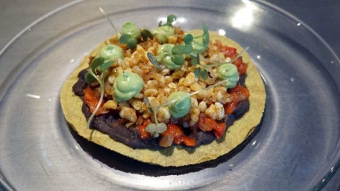 Presentan menú especial con bichos y mezcales