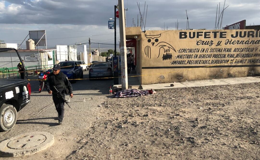 Su cuerpo quedó tendido a unos metros de distancia de la entrada por donde ingresan los familiares de los reclusos (Foto: Especial)
