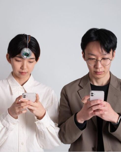 Crean un “tercero ojo” para que puedas ir por la calle viendo el celular