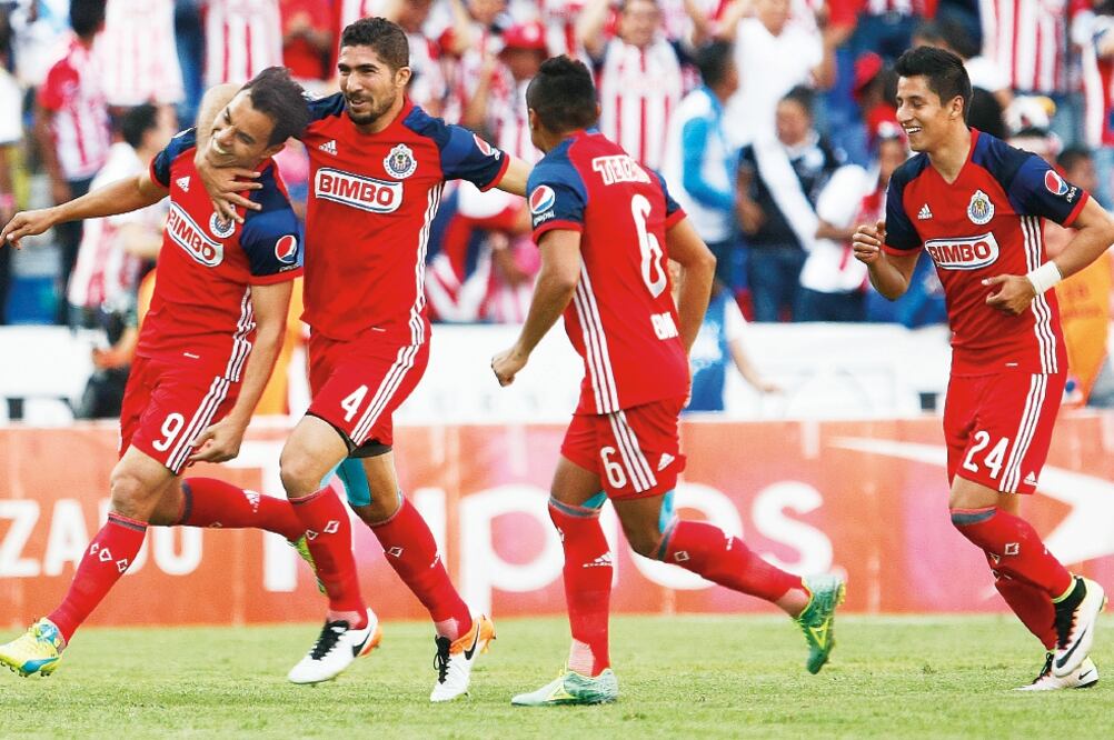 Omar Bravo (izq.) al fin rompe la malaria al hacerse presente en el marcador para marcar su primer gol del torneo y contribuir en el triunfo del Rebaño, que ya no piensa en el descenso y sí en la “Fiesta Grande" (IMELDA MEDINA. IMAGO7)