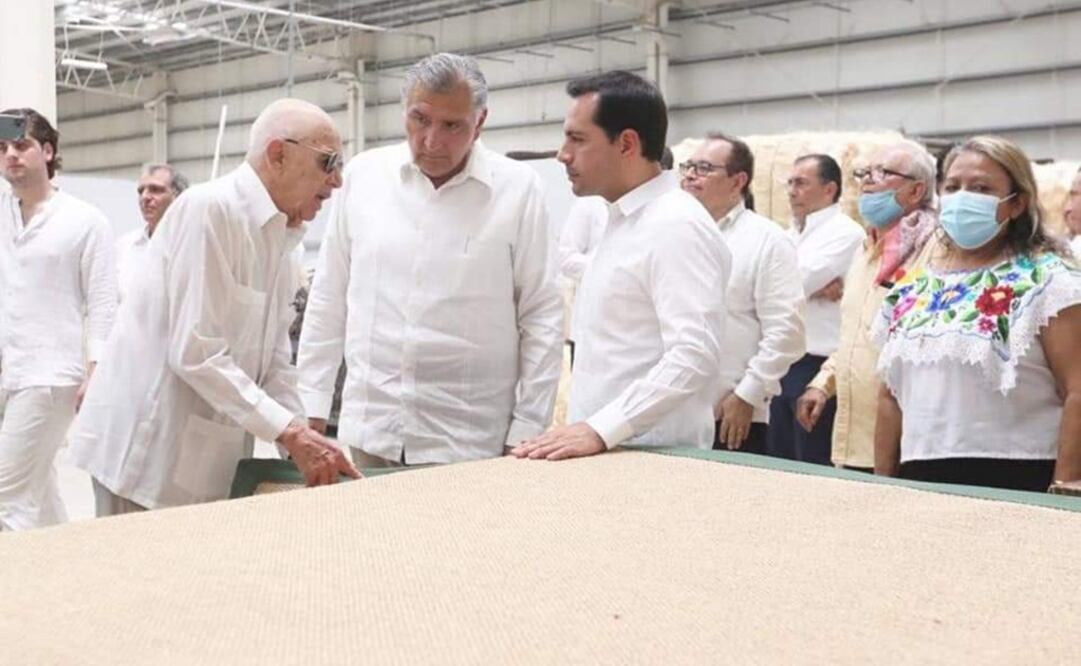 El Secretario de gobernacion Adan Augusto Lopez Hernandez y el gobernador Mauricio Vila Dosal, en la inauguraci on de la planta Sisal Tejidos Yucatan. Foto: Especial