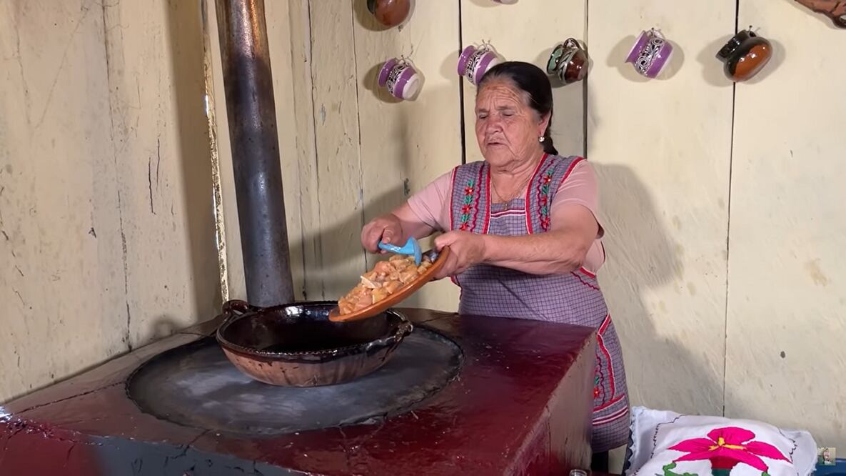 Doña Ángela siempre tiene una receta práctica y con ingredientes que se consiguen fácilmente / Foto: YouTube De mi Rancho a Tu Cocina