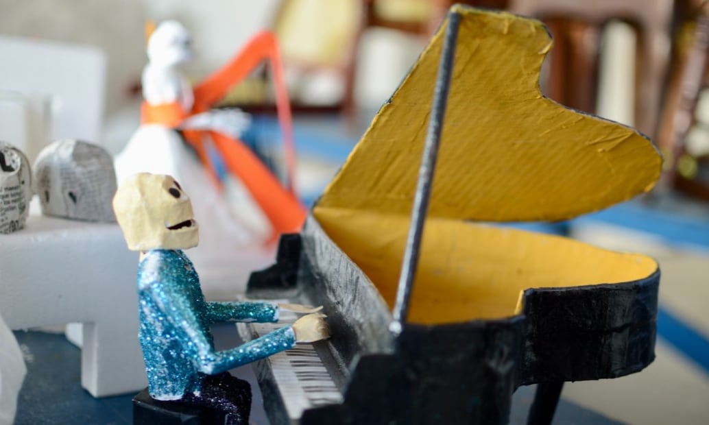 El altar del maestro Milburgo es único, la forma tan detallada y original en la que va haciendo cada una de las piezas, dando ese toque especial.
Foto: Patricia Morales.