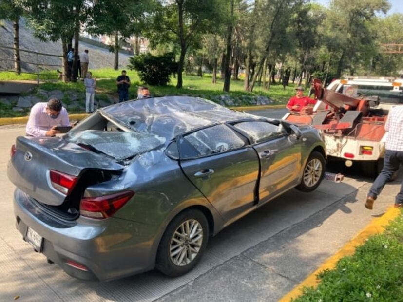 Vuelca tráiler sobre auto en bajo puente de Periférico Norte