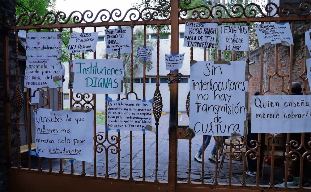 En uno de los accesos, del lado de Periférico, los estudiantes colocaron pancartas de protesta. Foto: Fernanda Rojas/EL UNIVERSAL