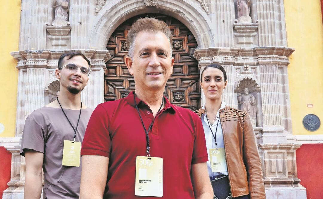 Al centro, Tamir Ginz, director artístico y coreógrafo de la compañía de danza israelí Kamea, junto a dos de sus principales bailarines.