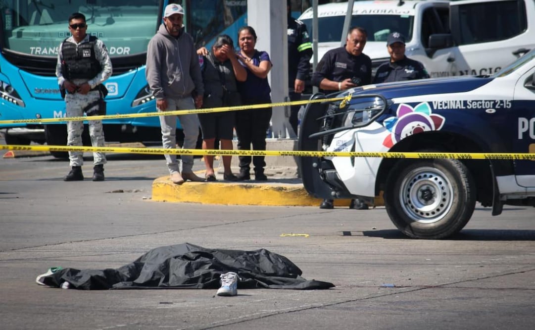 Muere motociclista tras ser embestido por un camión de la Guardia Nacional en Ecatepec; acompañante resulta lesionada.
Foto: Luis Camacho