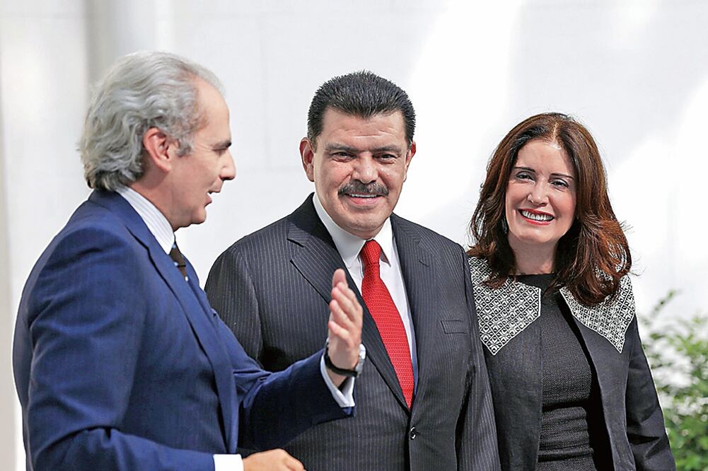 El gobernador José Francisco Olvera (al centro), su esposa Guadalupe Romero y Enrique Ruiz, viceconsejero de Presidencia de la Comunidad de Madrid (ESPECIAL)