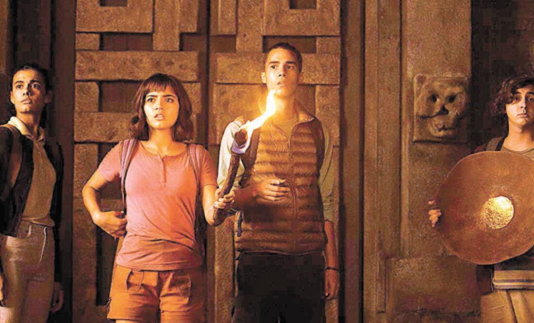 Dora contribuye a la educación geográfica al menos de tres formas.