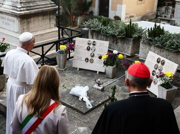 "La caridad vence a la muerte": Papa León XIV celebra la misa de Difuntos en el cementerio de Roma