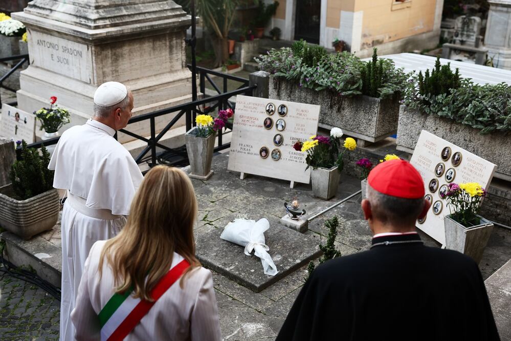 El papa León XIV deposita un ramo de rosas en una tumba, en el Cementerio Verano Monumental, en Roma. AP