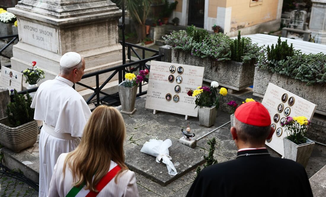 El papa León XIV deposita un ramo de rosas en una tumba, en el Cementerio Verano Monumental, en Roma. AP