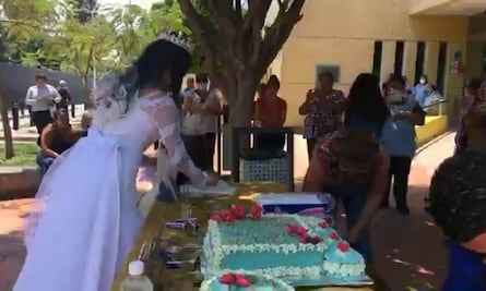 Por Covid-19, pareja pospone boda pero reparte banquete en Hospital General de Irapuato