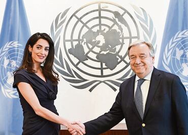 Amal Clooney va a la ONU; causa debate... por su pancita