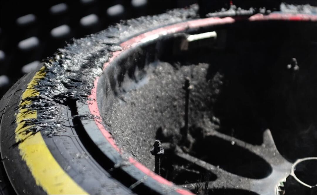 El neumático de Max Verstappen tras el incendio de su monoplaza - Foto: F1 (X)