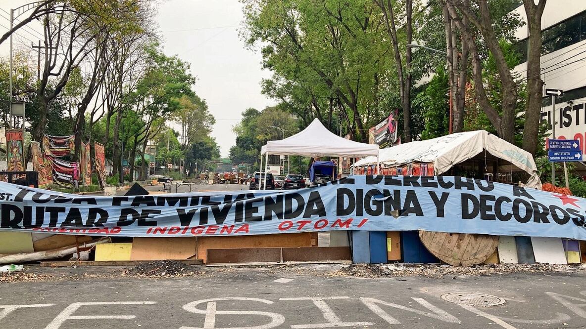 La comunidad otomí mantiene un bloqueo frente al INPI. Foto: Gaspar Betancourt / El Universal