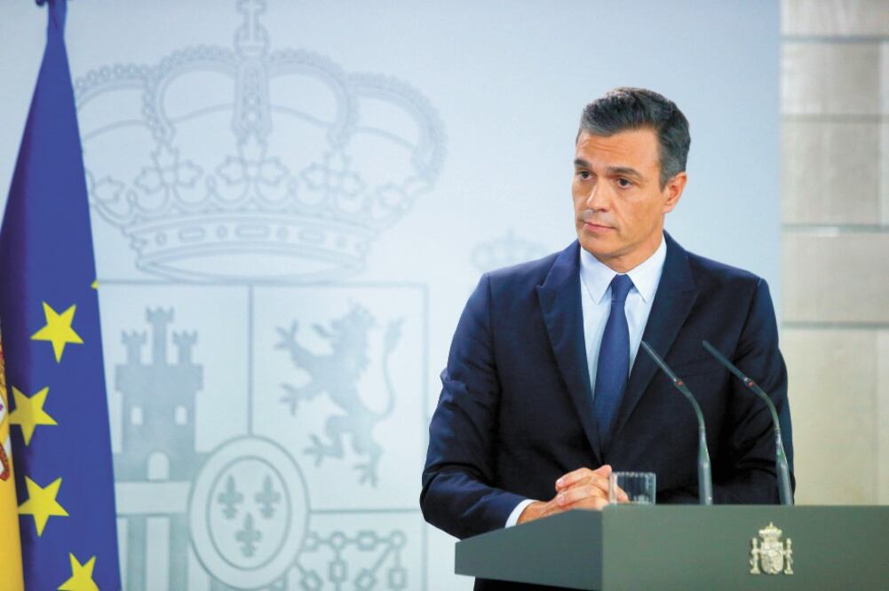 El jefe de gobierno español, Pedro Sánchez, ayer durante una conferencia de prensa en el Palacio de la Moncloa en Madrid. Foto: JAVIER BARBANCHO. REUTERS