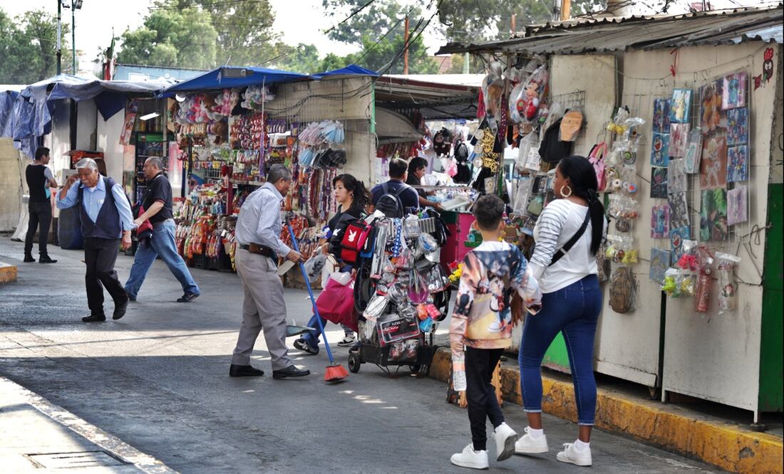 Puestos ambulantes afuera del CETRAM Indios Verdes siguen sin ser reordenados, el 20 de marzo de 2025. Foto: archivo Carlos Mejía/EL UNIVERSAL