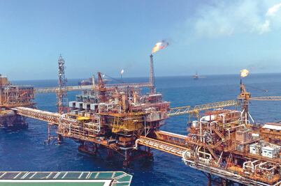 AMLO pide a petroleros inversión y regalías para el Estado