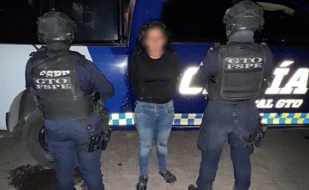 Detienen a Esmeralda N, quien fue identificada por la autoridad estatal como la pareja sentimental del hijo de “El Marro”, fundador del Cártel Santa Rosa de Lima en Guanajuato (4/02/2025). Foto: Especial