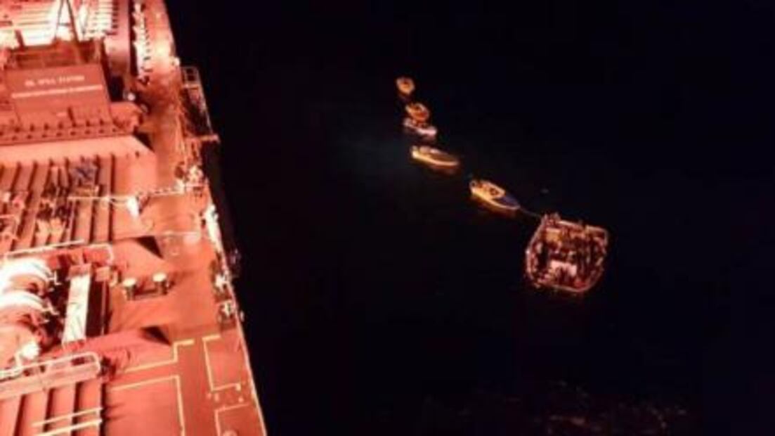 Rescatan a 24 pescadores de barco atunero incendiado en Oaxaca