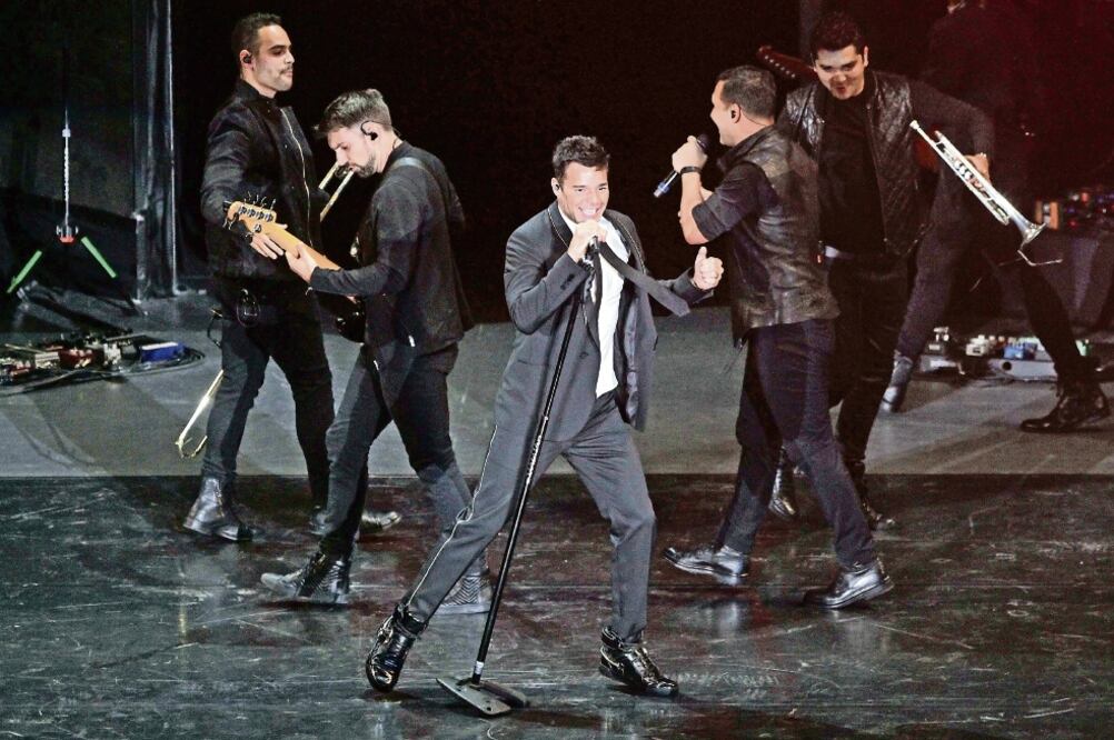 Durante el concierto el cantante se cambió de vestuario en ocho ocasiones. (CARLOS MEJÍA. EL UNIVERSAL)