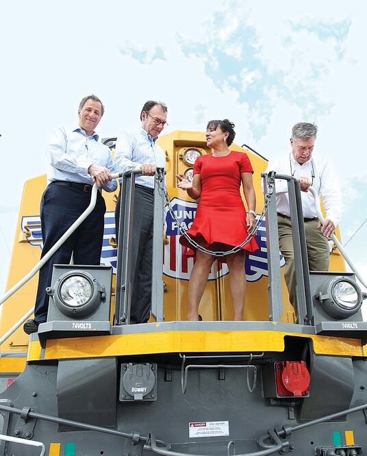 Los secretarios de Relaciones Exteriores, José Antonio Meade, y de Hacienda, Luis Videgaray, en compañía de la titular de Comercio de EU, Penny Pritzker, al inaugurar el libramiento conocido como West Rail Bypass Bridge en Brownsville, Texas