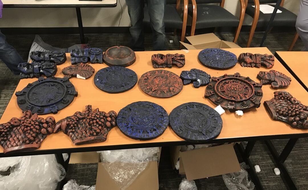 Fotografía cedida por la fiscalía del Distrito Central de California que muestra unos calendarios y efigies aztecas llenos de matanfetamina (Fotos: EFE)