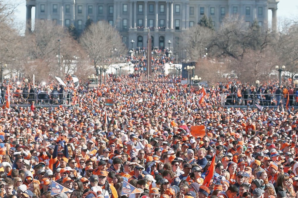 Más de un millón de aficionados abarrotaron las calles de Denver para presenciar el desfile de los Broncos (DAVID ZALUBOWSKI. AP)