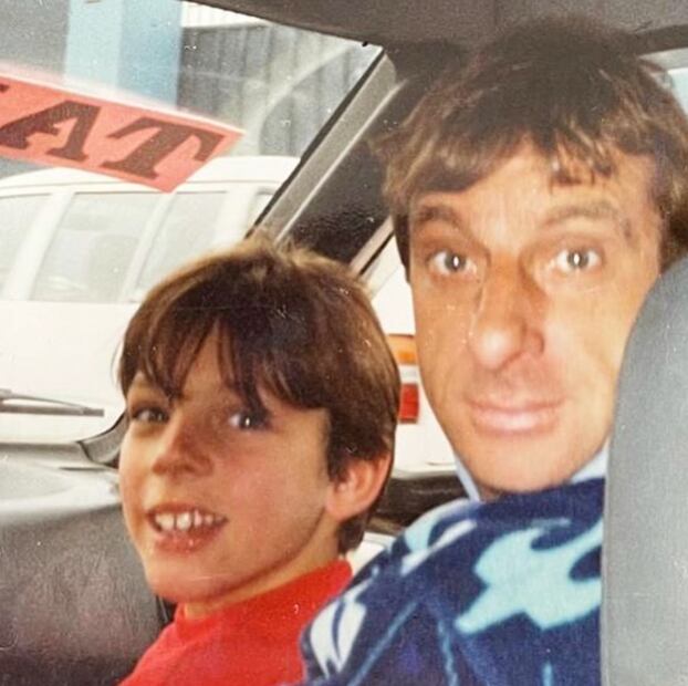 Nicola Porcella y su padre que, en la actualidad, rehizo su vida a lado de su novia, una mujer identificada con el nombre de Juliana. 
Foto: Instagram