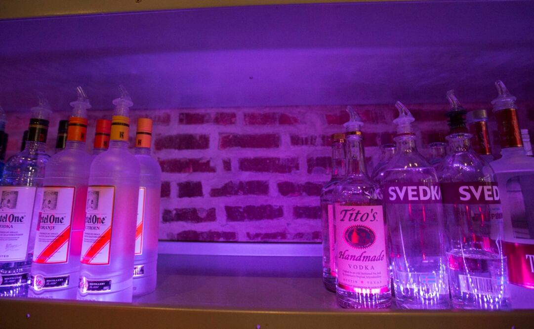 Bares y licorerías de Estados Unidos y Canadá han encontrado otra forma de castigar a Rusia por invadir Ucrania. Foto: AP