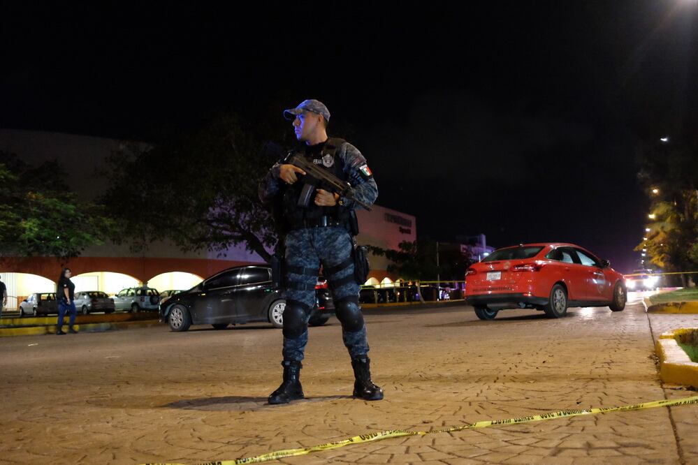 Policías y militares participaron en una balacera en la avenida Tulum, una de las principales vialidades de la ciudad, hasta el momento se desconoce el motivo del incidente. FOTO: ELIZABETH RUIZ /CUARTOSCURO.COM