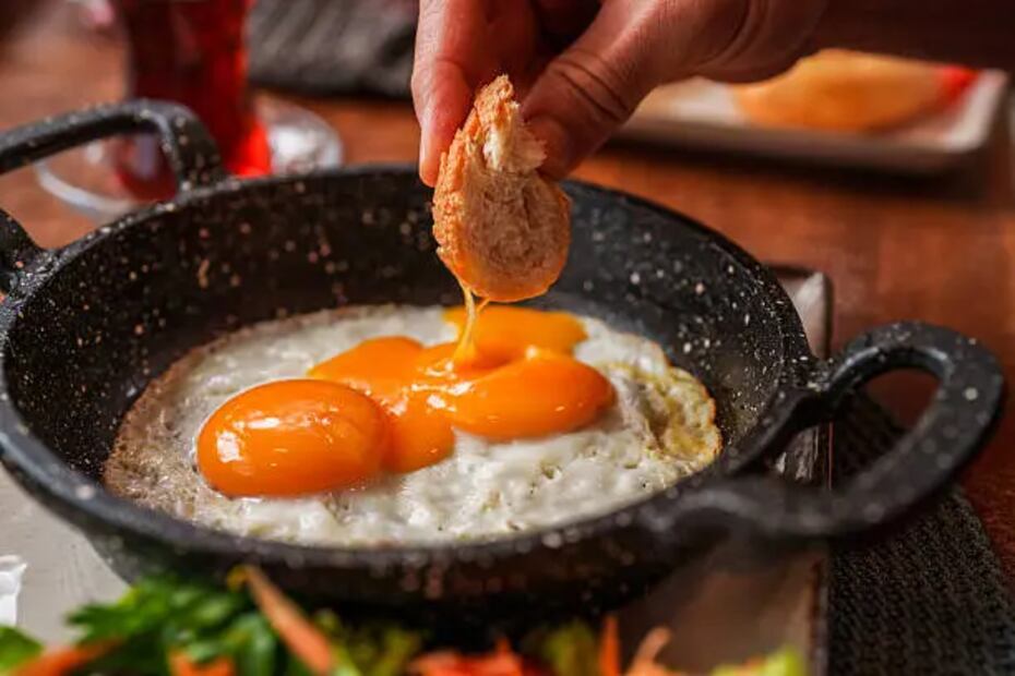 Los huevos no se deben lavar y tienen que desecharse si presentan manchas en el cascarón. Foto: Unsplash