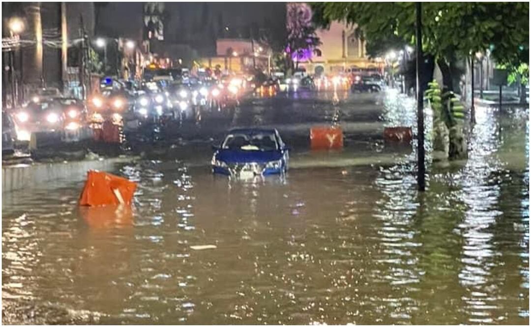 Autos flotando y arrastrados por el agua tras las lluvias de viernes por la noche en San Luis Potosí. Foto:
EL UNIVERSAL San Luis Potosí