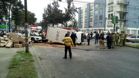 Muere hombre tras chocar y volcar auto en Pantitlán
