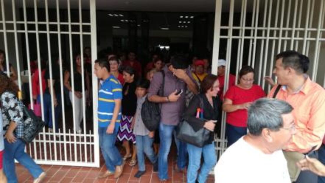 Trabajadores toman edificio de Gobierno de Chiapas en exigencia de pagos