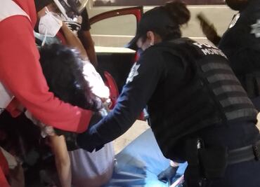 Mujer policía asiste a joven en labor de parto que no llegó al hospital en Monterrey