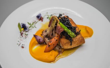 Salmón glaseado con vegetales y puré de zanahoria