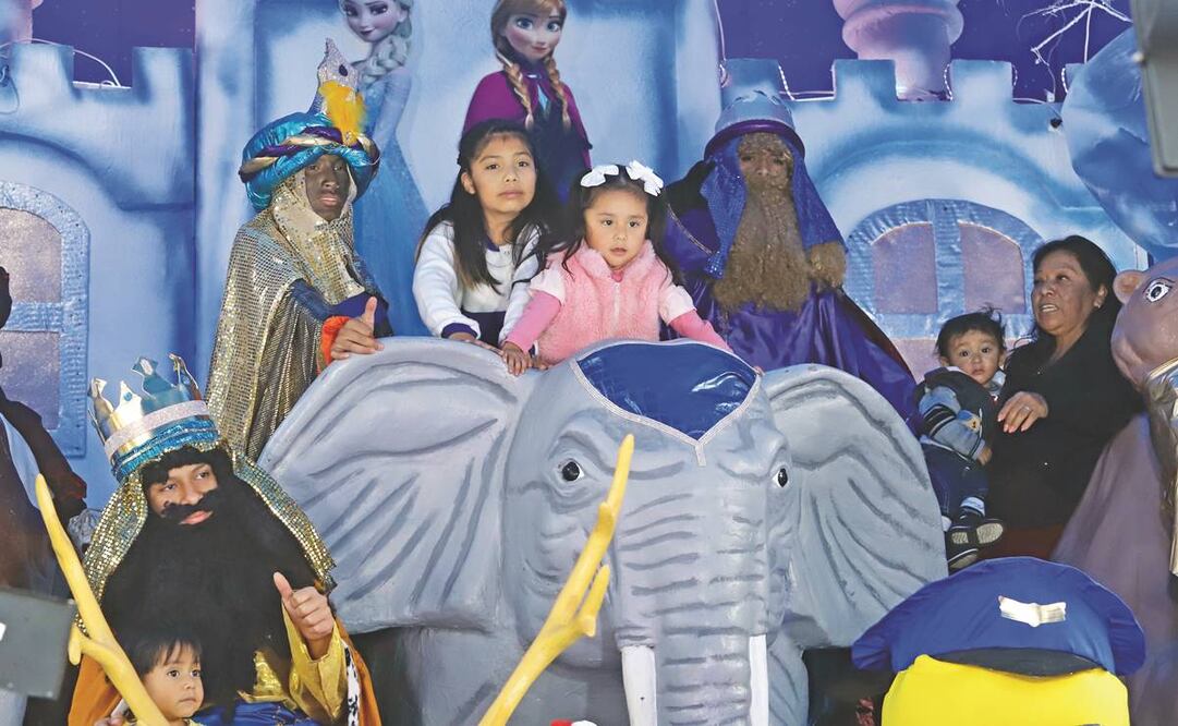 Los niños se tomaron la foto con los Reyes Magos instalados en el Parque de los Periodistas.