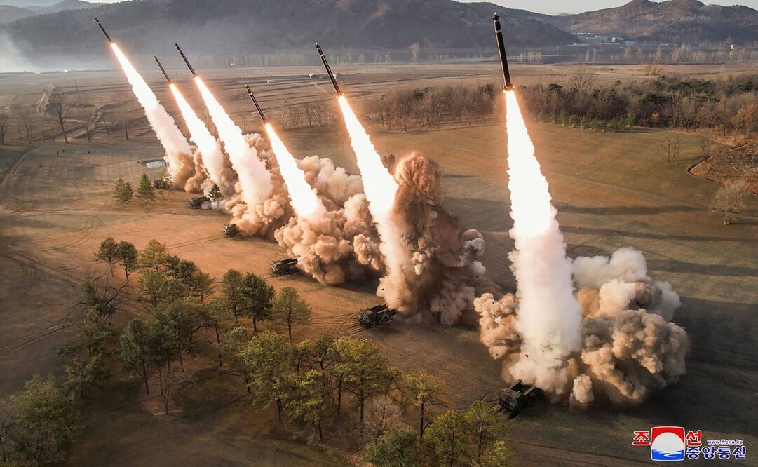 Kim Jong-un, líder de Corea del Norte, supervisó el lunes el lanzamiento de cohetes de gran calibre, Foto: AFP
